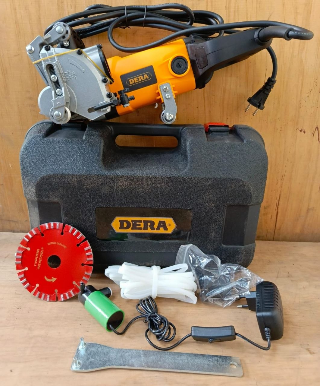 78d0f7cd-ecdc-480b-87c1-c6467f55b8c0 Dera 2500W Wall Chaser - Image 1