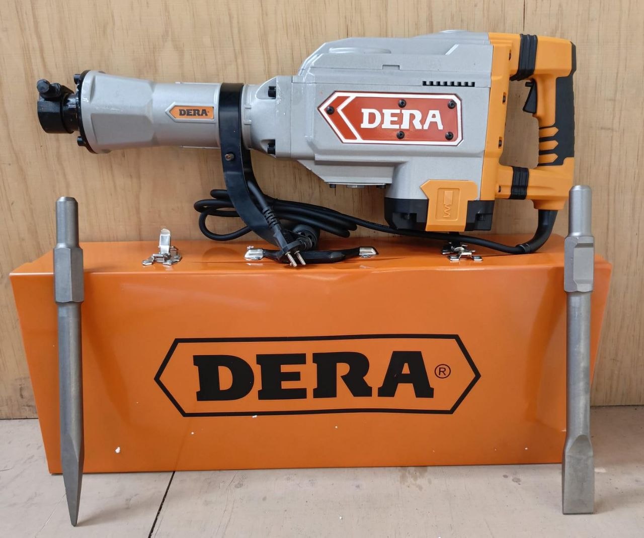 9d29add4-9c6d-4d2a-9934-9e4a3eb458b1 DERA 1800W Electric Demolition Hammer - Image 1